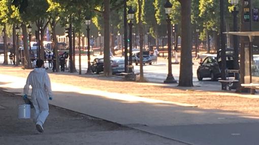 Calles cortadas, metralletas y barricadas en las calles de París tras el atentado frustrado en los Campos Elíseos