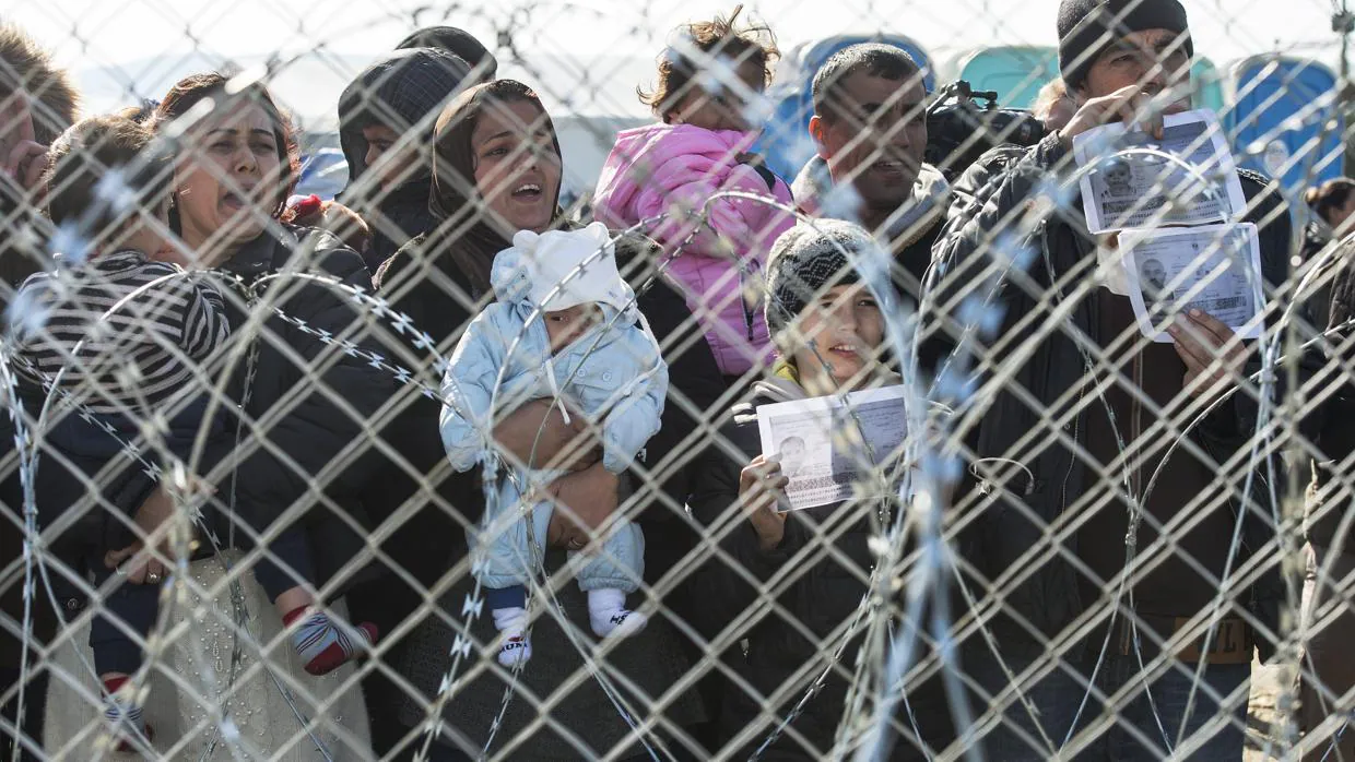Grupo de refugiados en la frontera entre Grecia y Macedonia