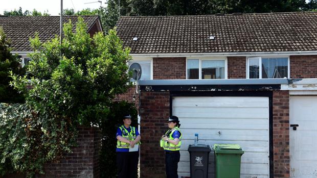 Dos policías frente a la casa de Darren Osborne