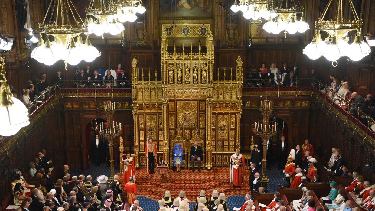 La Reina Isabel II durante su discurso ante el Parlamento