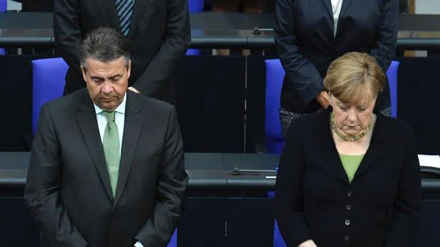 Angela Merkel y su ministro de Exteriores Sigmar Gabriel guardan un minuto de silencio en memoria de Helmut Kohl en el Bundestag