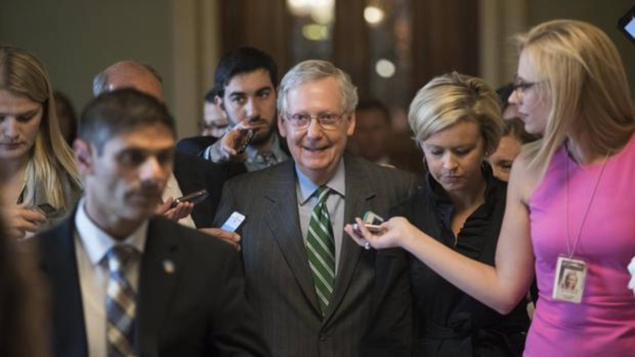 El líder de la mayoría en el Senado, Mitch McConnell (d), es rodeado por la prensa de camino a su oficina a su llegada al Capitolio en Washington DC,