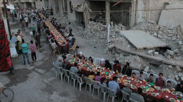 La impresionante ruptura del ayuno de Ramadán, en medio de las ruinas de Siria