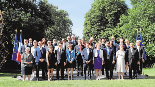 El presidente francés posa con su equipo de gobierno en pleno y el logo del París olímpico en las manos