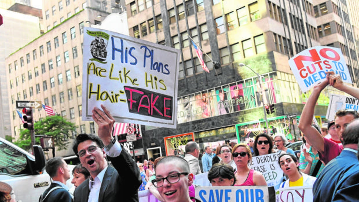 Manifestantes protestan en Nueva York contra la reforma de Trump