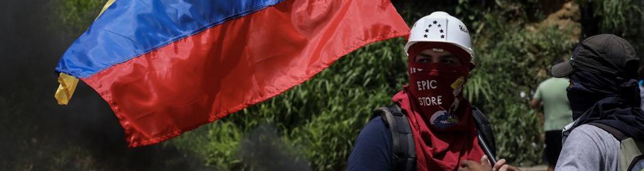 Opositores venezolanos participan en una manifestación