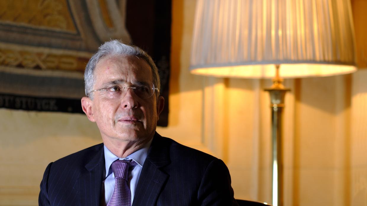 El expresidente de Colombia y ahora senador por el Centro Democrático, Álvaro Uribe, en la entrevista con ABC