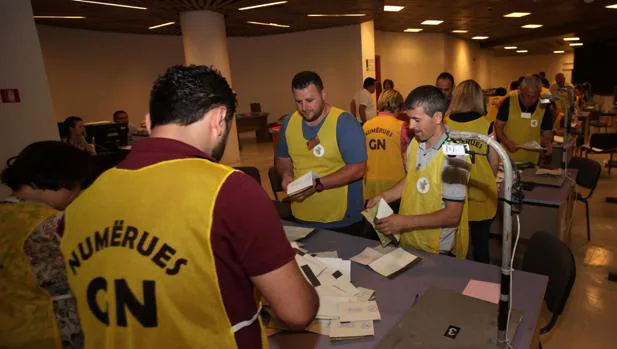Comienzo del recuento electoral en Tirana