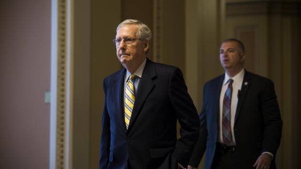 Mitch McConnell (izquierda), líder de la mayoría republicana en el Senado, no ha logrado forjar un consenso entre los republicanos