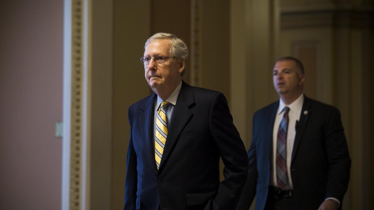 Mitch McConnell (izquierda), líder de la mayoría republicana en el Senado, no ha logrado forjar un consenso entre los republicanos