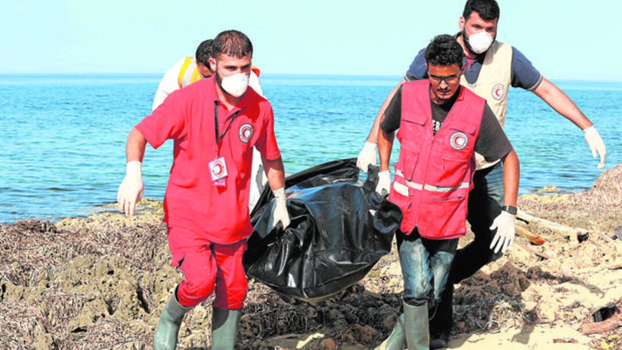 Miembros de la Cruz Roja, en Libia, recuperan cuerpos de inmigrantes ahogados en el Mediterráneo