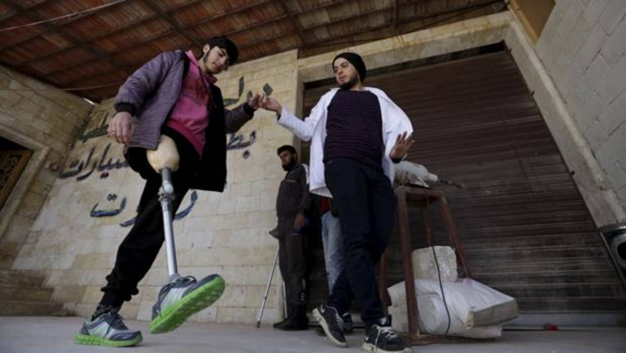 Fotografía de archivo de un hombre que camina con una pierna artificial