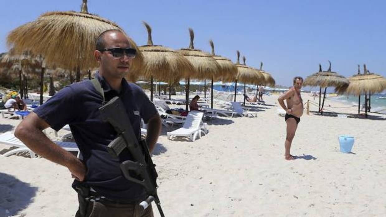 Un policía vigila una playa turística en Túnez