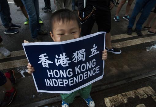 Un niño sostiene una pancarta en favor de la independencia de Hong Kong