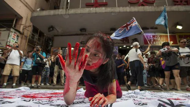 Una activista en favor de la democracia hace una representación hoy, en el 20 aniversario de la devolución de Hong Kong a China por parte de Reino Unido