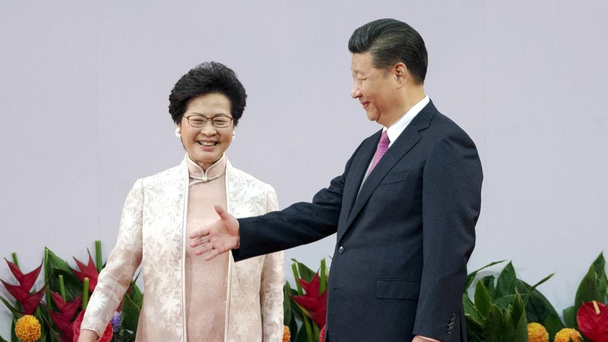 La nueva jefa del Gobierno local, Carrie Lam (izda) junto al mandatario chino, Xi Jinping (dcha)