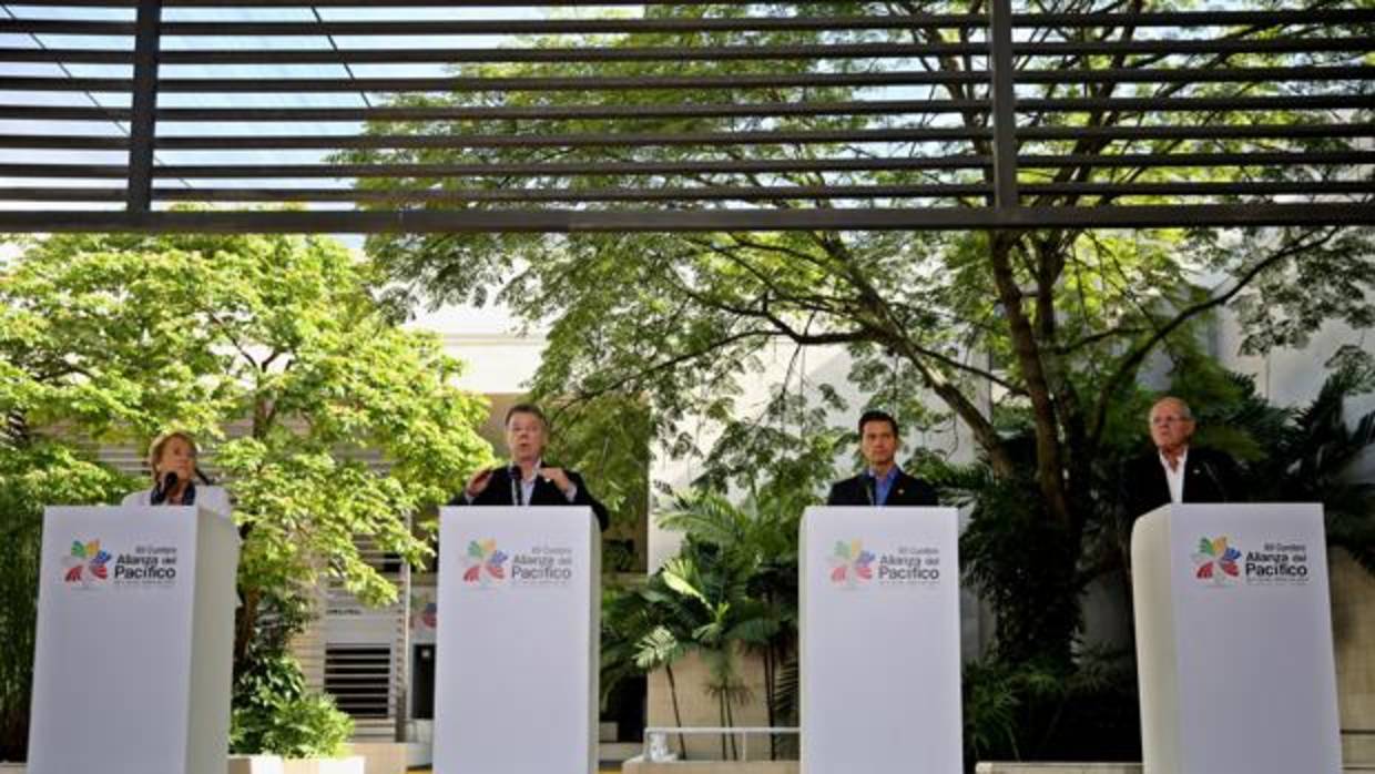 La presidenta de Chile, Michelle Bachelet (i), el presidente de Colombia Juan Manuel Santos (2i), el presidente de México, Enrique Peña Nieto (2d), y el presidente de Perú, Pedro Pablo Kuczynski (d), ofrecen la rueda de prensa final de la XII Cumbre Alianza del Pacífico