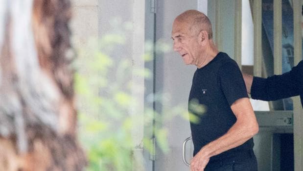 El exprimer ministro israelí Ehud Olmert sale de prisión