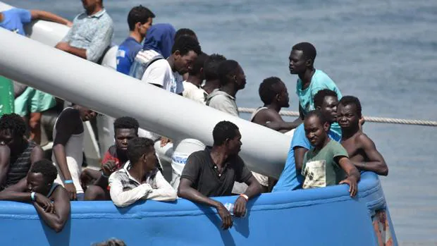 Refugiados rescatados en el Mediterráneo a su llegada a Catania