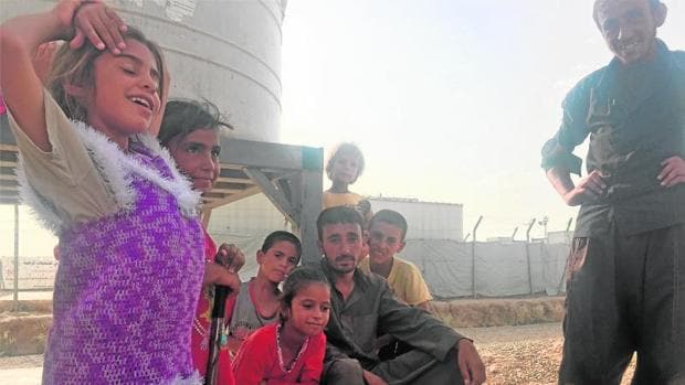 Una familia de refugiados en el campo de Khazer, que acoge a muchos huidos de Mosul