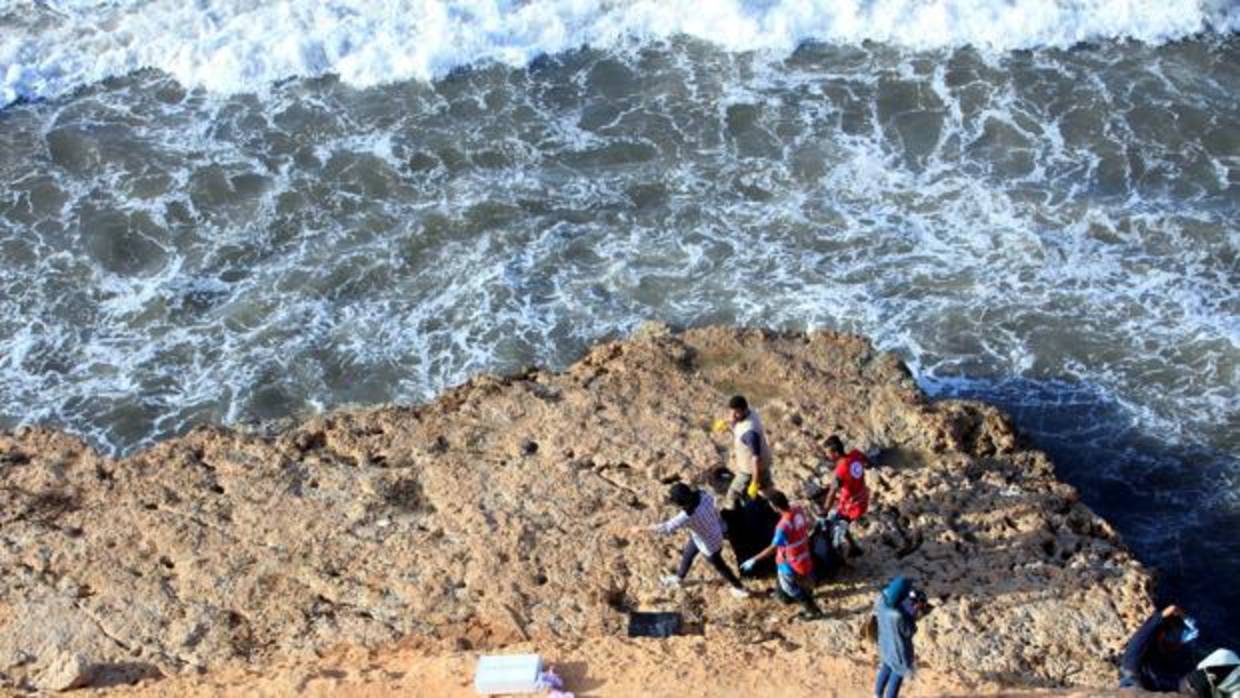 Imagen de archivo de un rescate en una playa de Trípoli