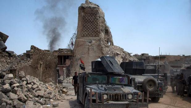 Fuerzas iraquíes junto al Hadba, minarete destruido en la ciudad vieja de Mosul, este martes