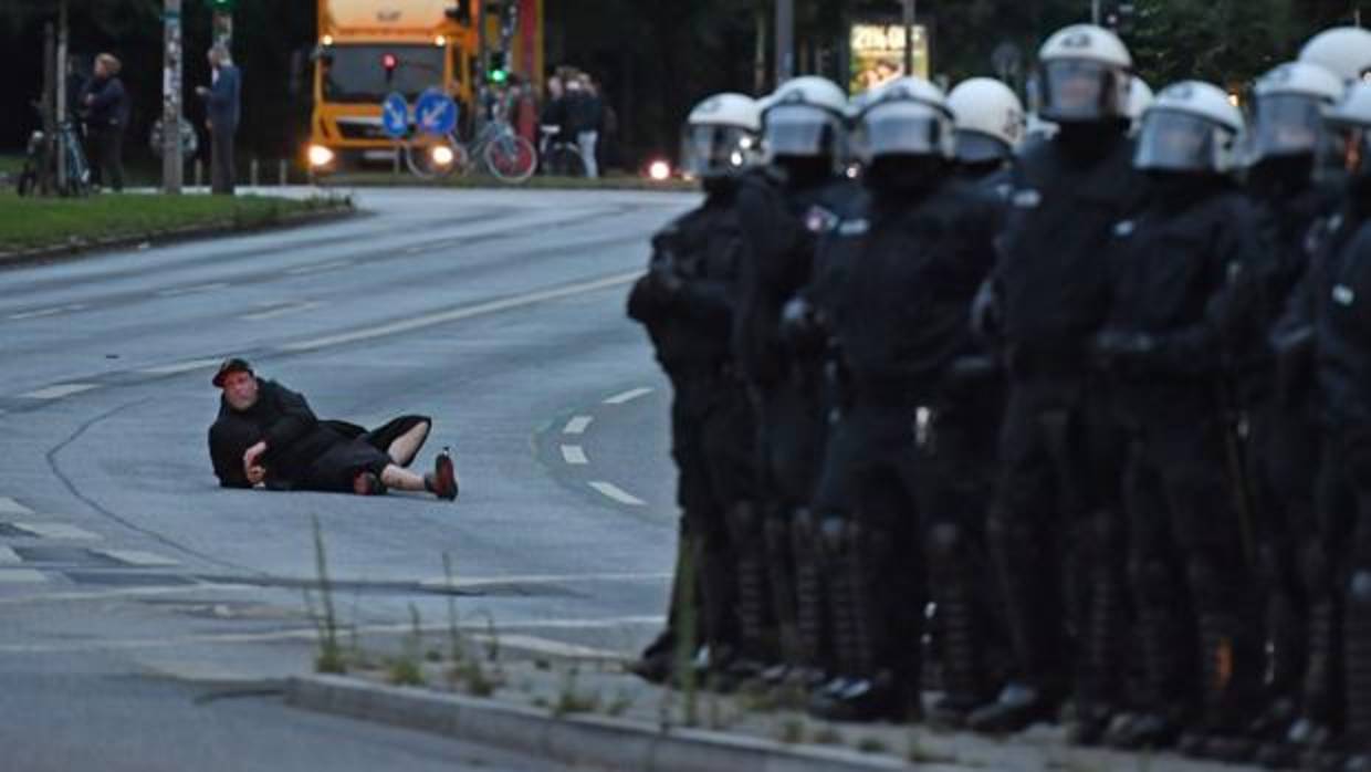 Policía antidisturbios durante las protestas contra el G20 en el Schanzenviertel en Hamburgo (Alemania)