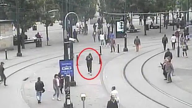El terrorista suicida Salman Abedi (rodeado en rojo) pasea por Mánchester el día del atentado, en una imagen captada por un circuito cerrado de televisión