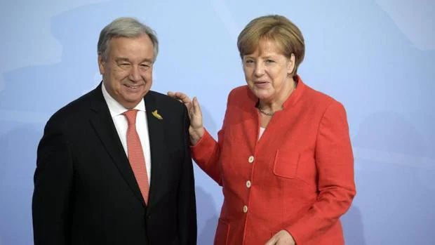 Angela Merkel da la bienvenida al secretario general de la ONU, Antonio Guterres, a su llegada al G20