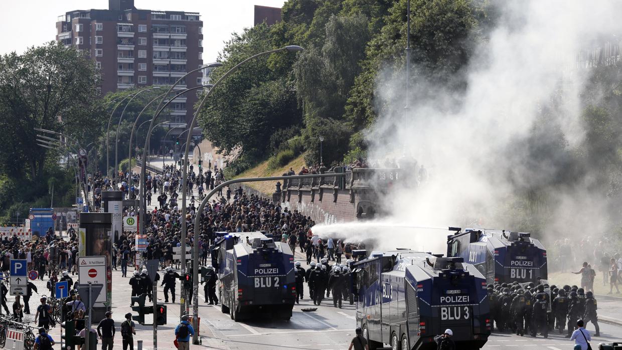 La policía alemana emplea cañones de agua para dispersar a cientos de manifestantes que protestan contra la cumbre del G-20