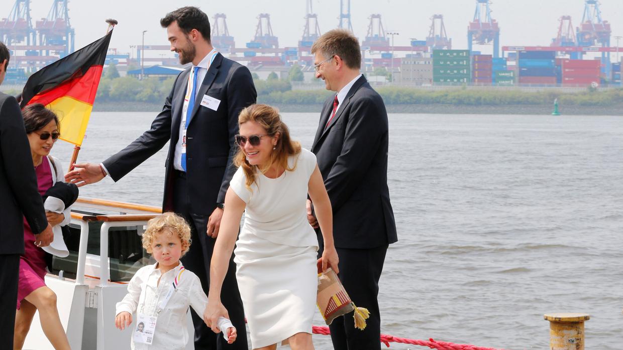 La primera dama canadiense, Sophie, cuida de su hijo Hadrien