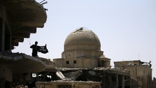 Las armas no callan en Mosul, que se prepara para una dura postguerra