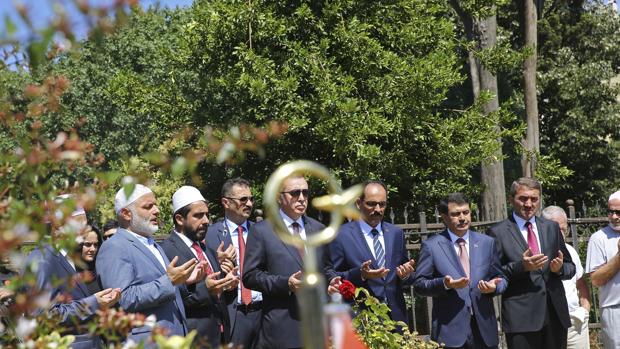 Erdogan, en el centro, participa en una ceremonia en conmemoración del primer aniversario del golpe de Estado