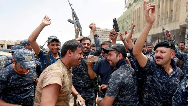 Miembros de la Policía Federal celebran la caída de Mosul entre las ruinas de la Ciudad Vieja