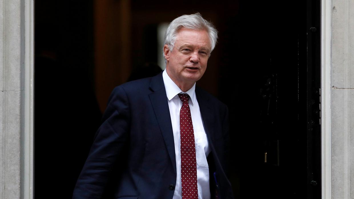 El ministro para el Brexit, David Davis, saliendo de Downing Street