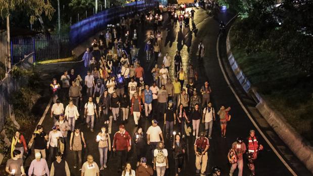 Marcha nocturna por algunas de las víctimas de las protestas antigubernamentales
