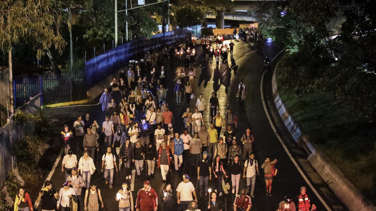 Marcha nocturna por algunas de las víctimas de las protestas antigubernamentales