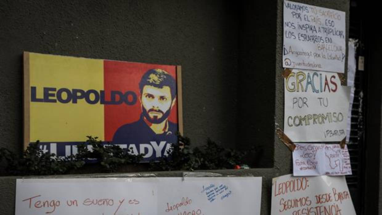 Carteles en apoyo a Leopoldo López a la puerta de su casa