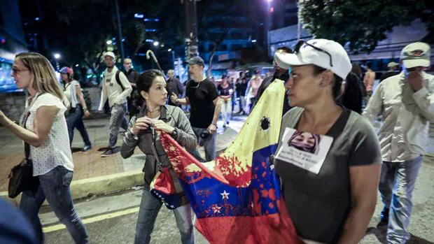 Opositores durante una marcha nocturna en Caracas