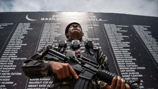 Un militar custodia el memorial de las victimas del golpe en Estambul