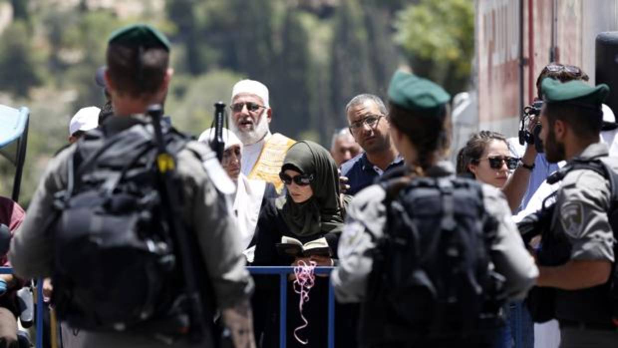 Palestinos este domingo en la entrada de la Mezquita de Al-Aqsa, en la frontera con Israel