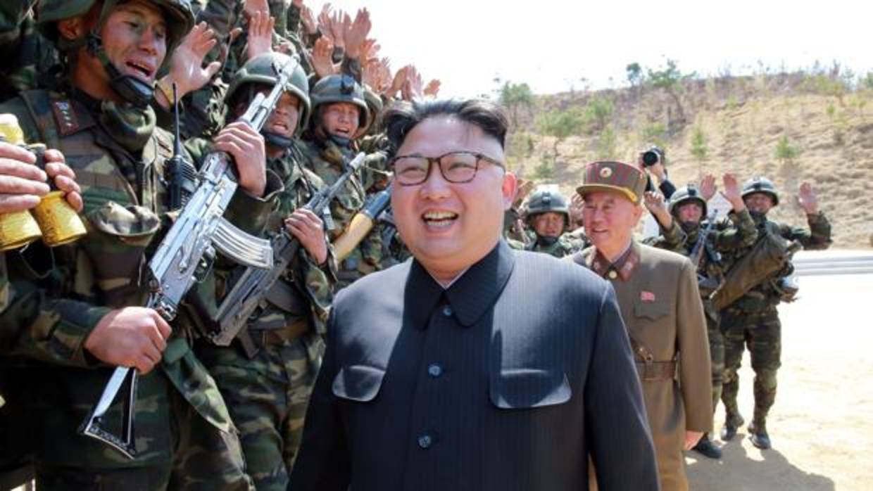 El líder norcoreano, Kim Jong Un, con militares del KPA (Ejército Coreano Popular)