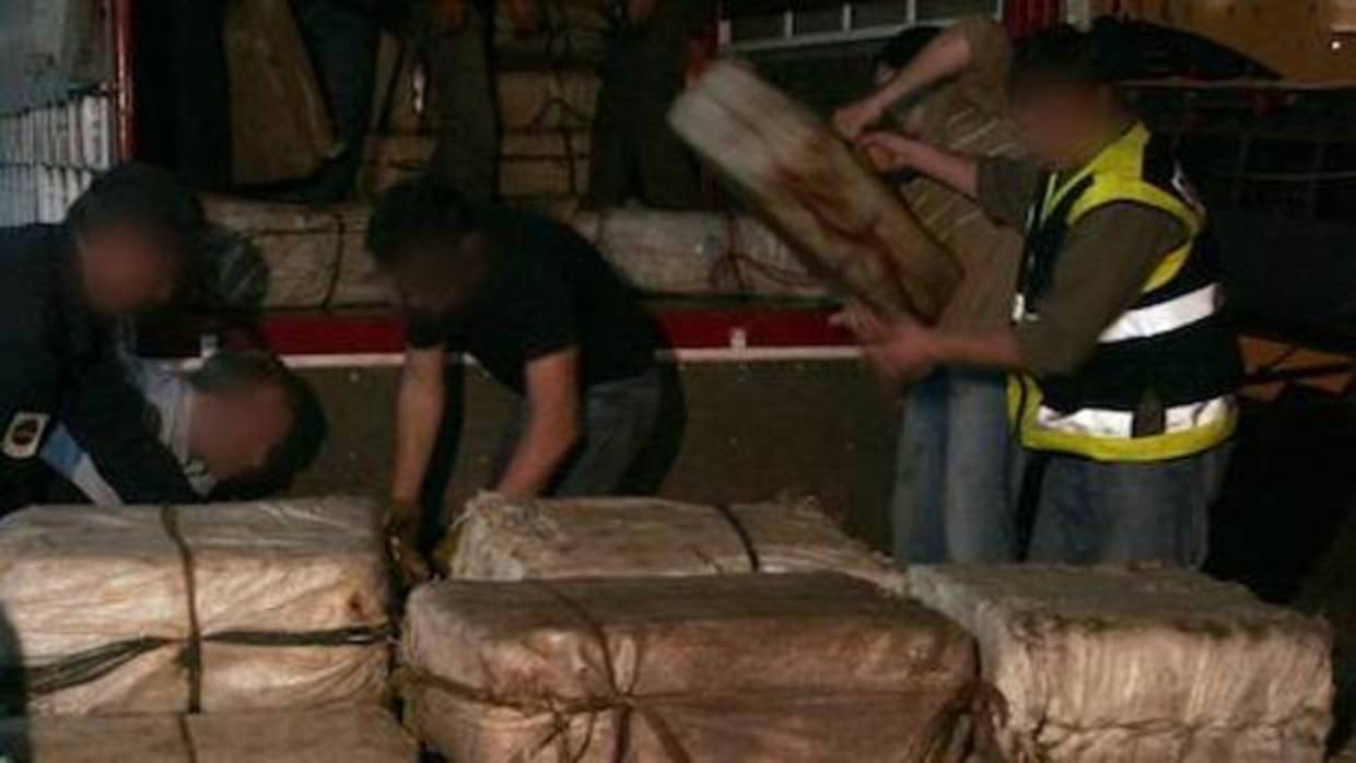 Policías durante una operación antidrogas. Imagen de archivo.