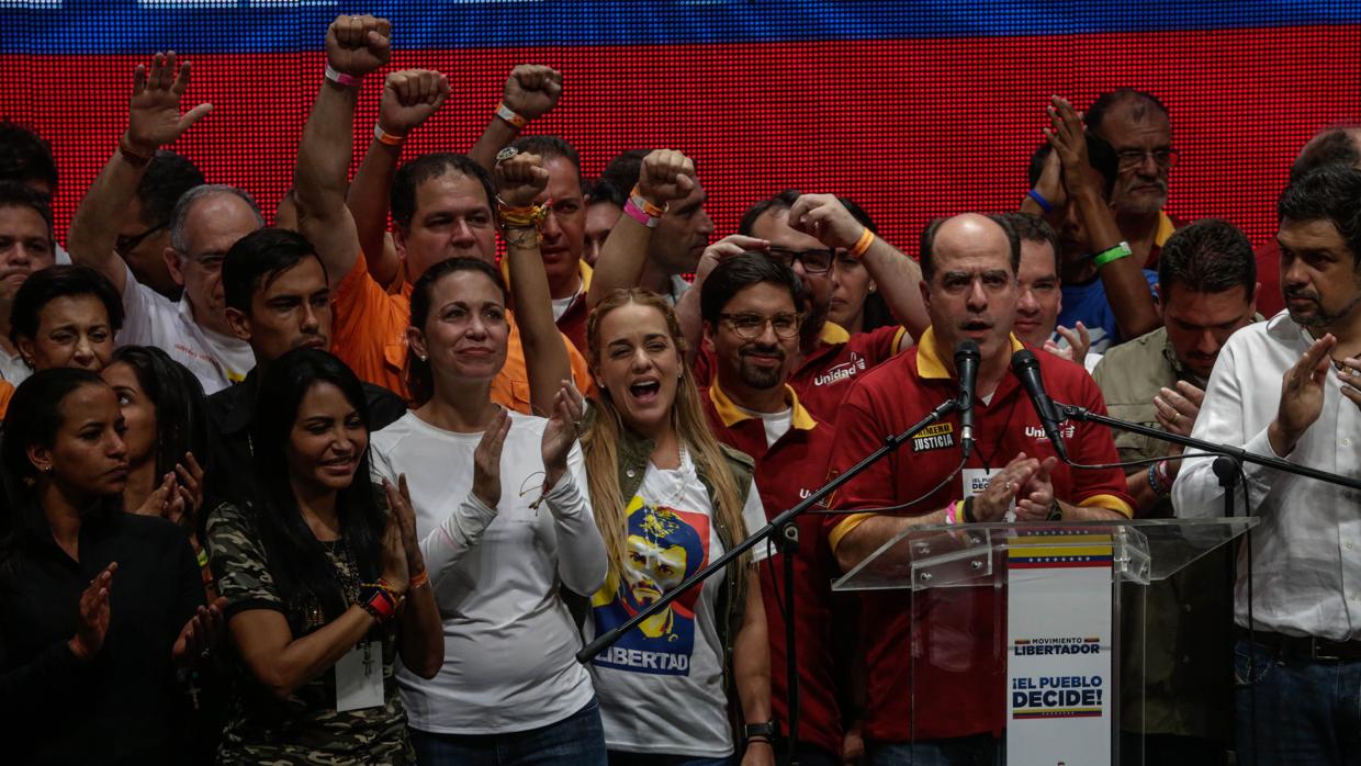 El presidente de la Asamblea Nacional, el diputado Julio Borges (3d), acompañado por diputados y dirigentes de la Mesa de la Unidad (MUD) entre los que se encuentran el vicepresidente de la Asamblea Freddy Guevara (4d) y Lilian Tintori (c)