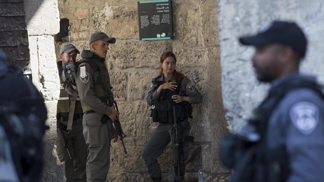 la policía israelí hace guardia en la Puerta de los Leones de la Ciudad Vieja de Jerusalén, cerca de Explanada de las Mezquitas