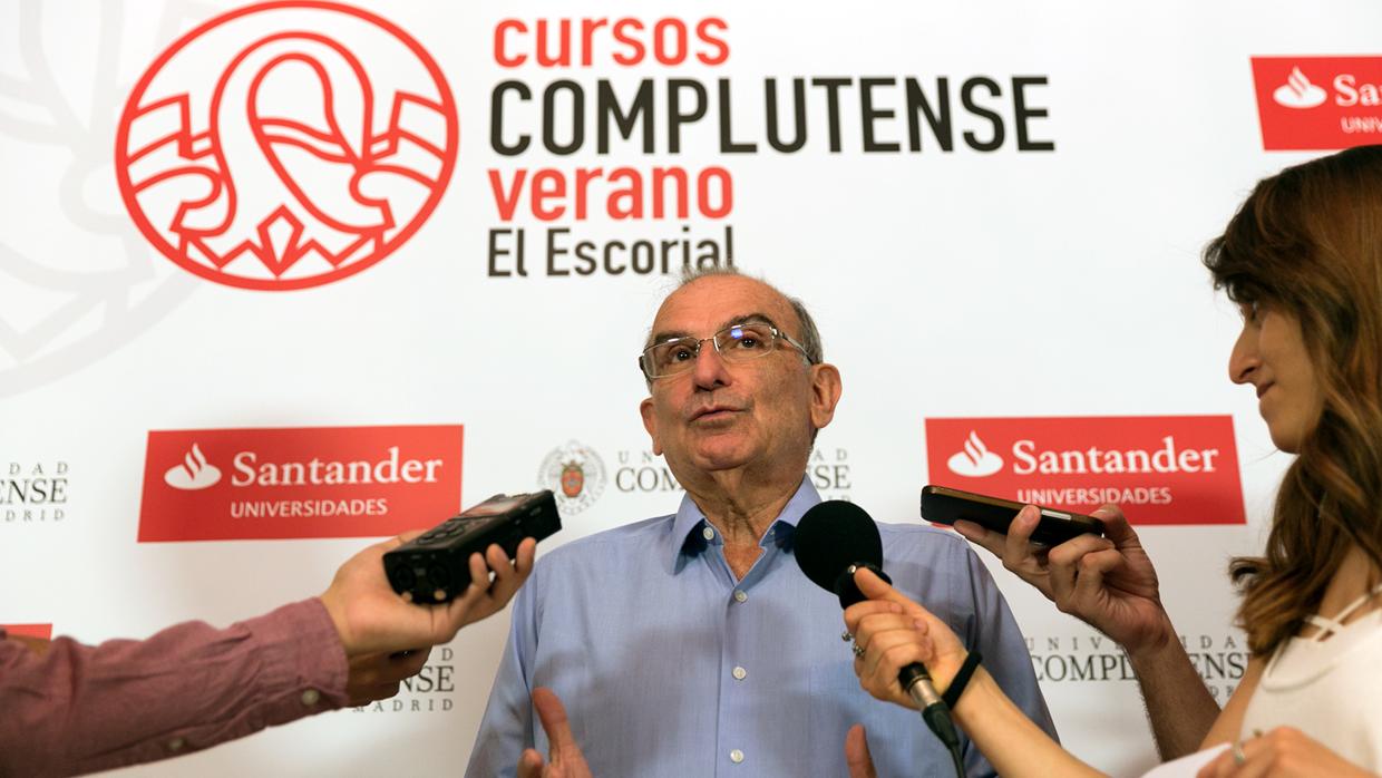 Humberto de la Calle atiende a los medios tras su conferencia en los cursos de verano de el Escorial