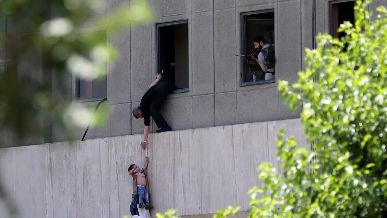 Evacución de civiles durante el ataque al parlamento de therán el pasado 7 de junio