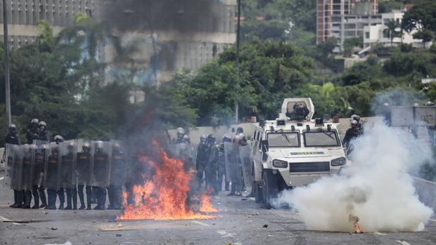 Manifestantes opositores se enfrentan a la Guardia Nacional Bolivariana (GNB)