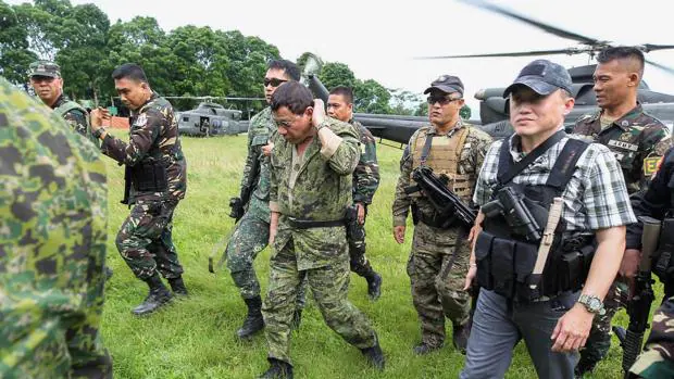 Rodrigo Duterte ha llegado en helicóptero a un campamento militar de Marawi