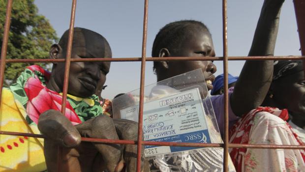 Imagen de archivo de sudaneses del sur que hacen cola para votar en el referéndum de autodeterminación